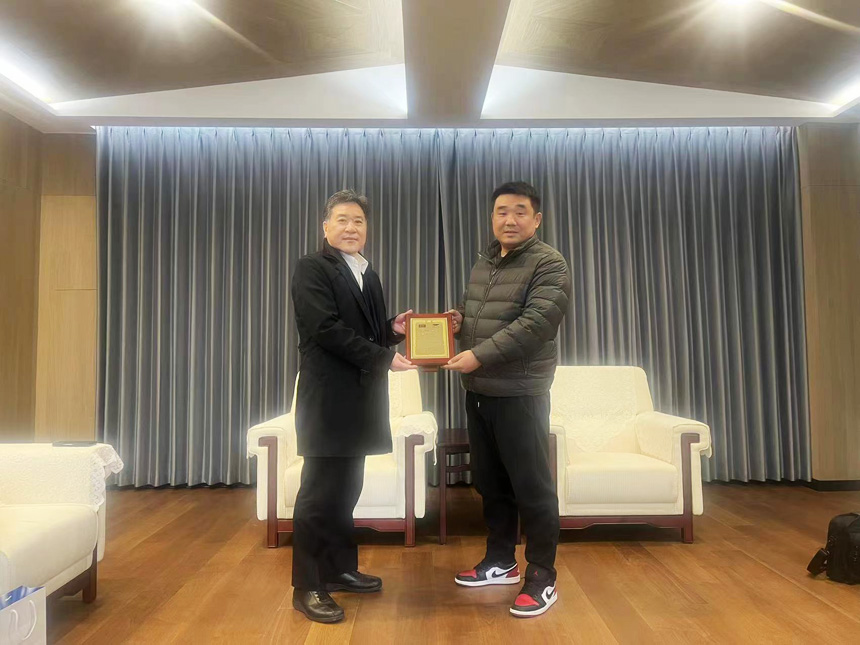 OTC海表事业部长，中国区董事长、副总、机械人部部长，交易担任亲自颁奖